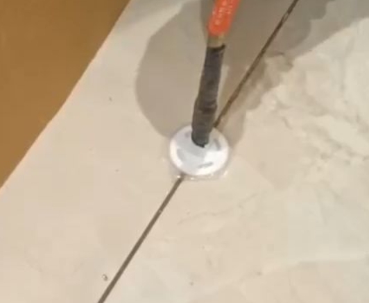 佛山市瓷砖空鼓维修公司专业解答瓷砖在铺贴过程中，如果没有涂抹均匀到位的粘结材料（如水泥砂浆或瓷砖胶），可能会导致以下问题