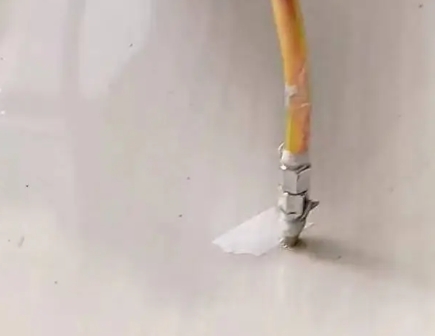 佛山市瓷砖空鼓维修公司专业解答在瓷砖铺贴过程中，如果使用的砂料过粗（如全部使用了粗砂），可能会导致以下问题