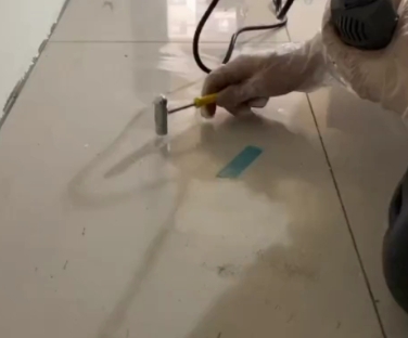 佛山市瓷砖开裂维修公司专业分享瓷砖在铺贴前如果没有沥干水分，将会导致以下问题